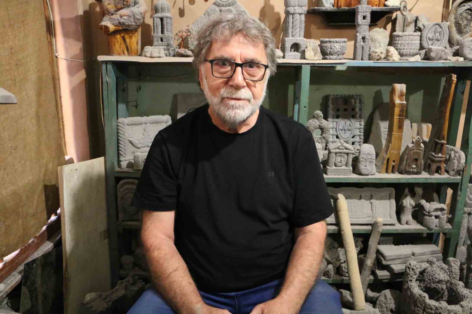 Emekli öğretmen taşlara ’fısıldıyor’