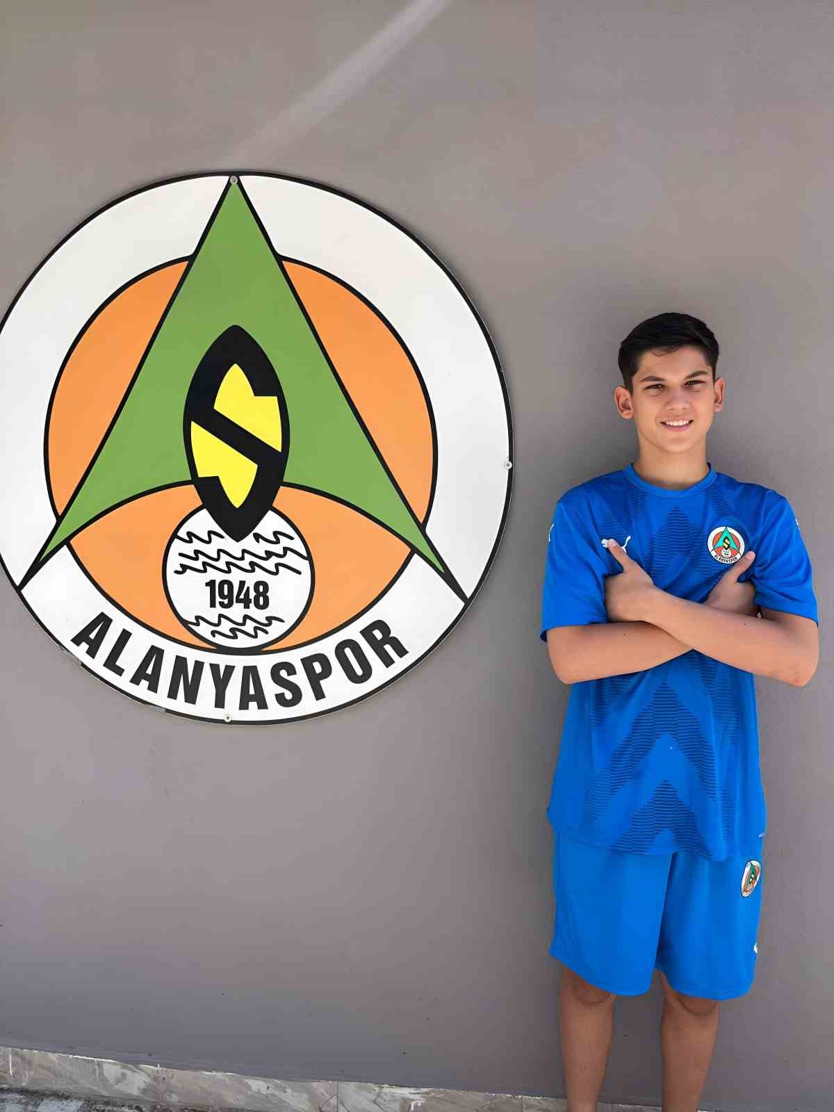 Talas&rsquo;ın Sporcu Fabrikası&rsquo;ndan profesyonel liglere 13 futbolcu
