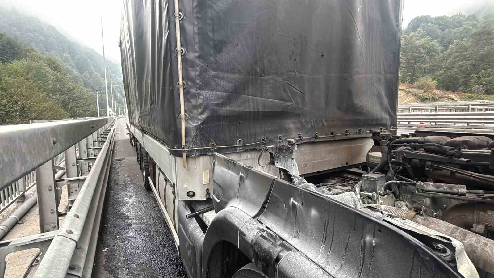 Bolu&rsquo;da mobilya y&uuml;kl&uuml; kamyon alev aldı: Erken m&uuml;dahale faciayı &ouml;nledi
