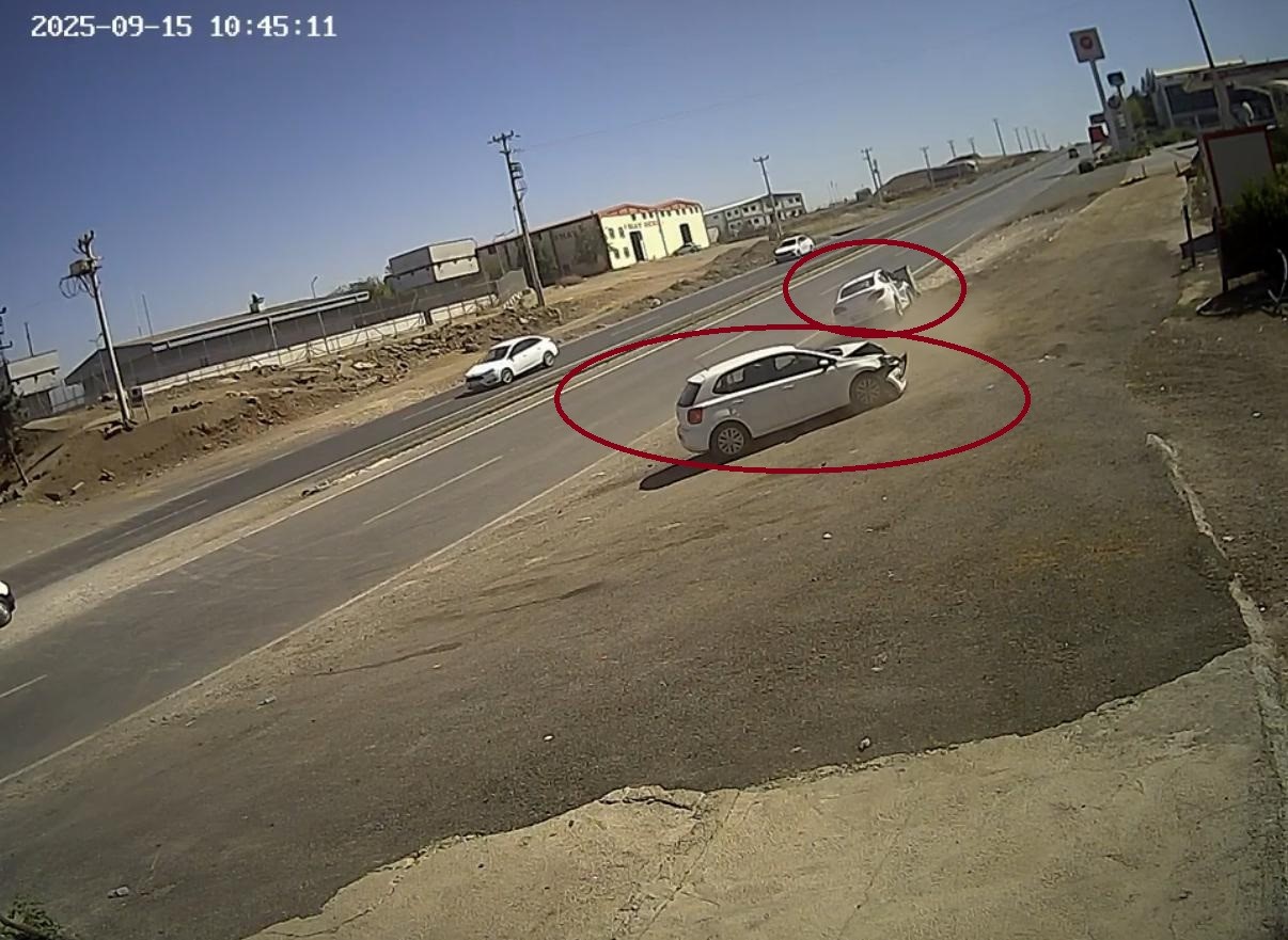 Diyarbakır&rsquo;da iki otomobil &ccedil;arpıştı: 4 yaralı
