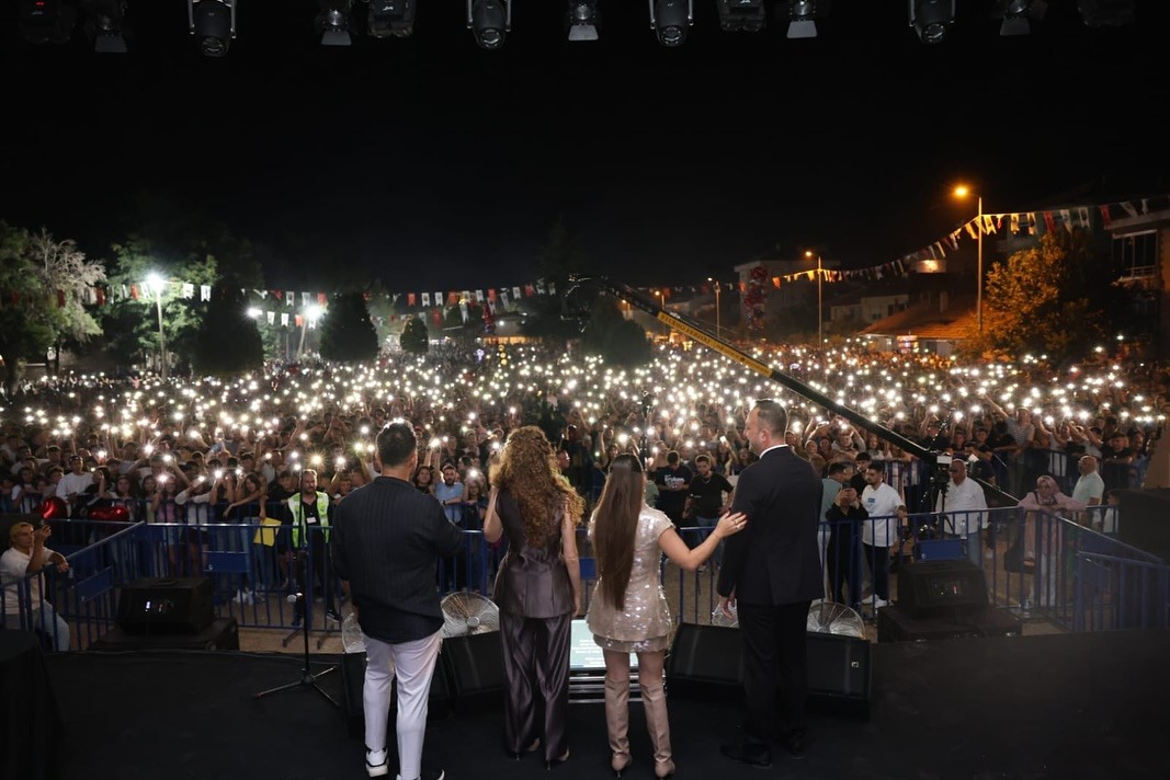 Çivril Uluslararası Elma Festivalinde Merve Özbey rüzgarı esti
