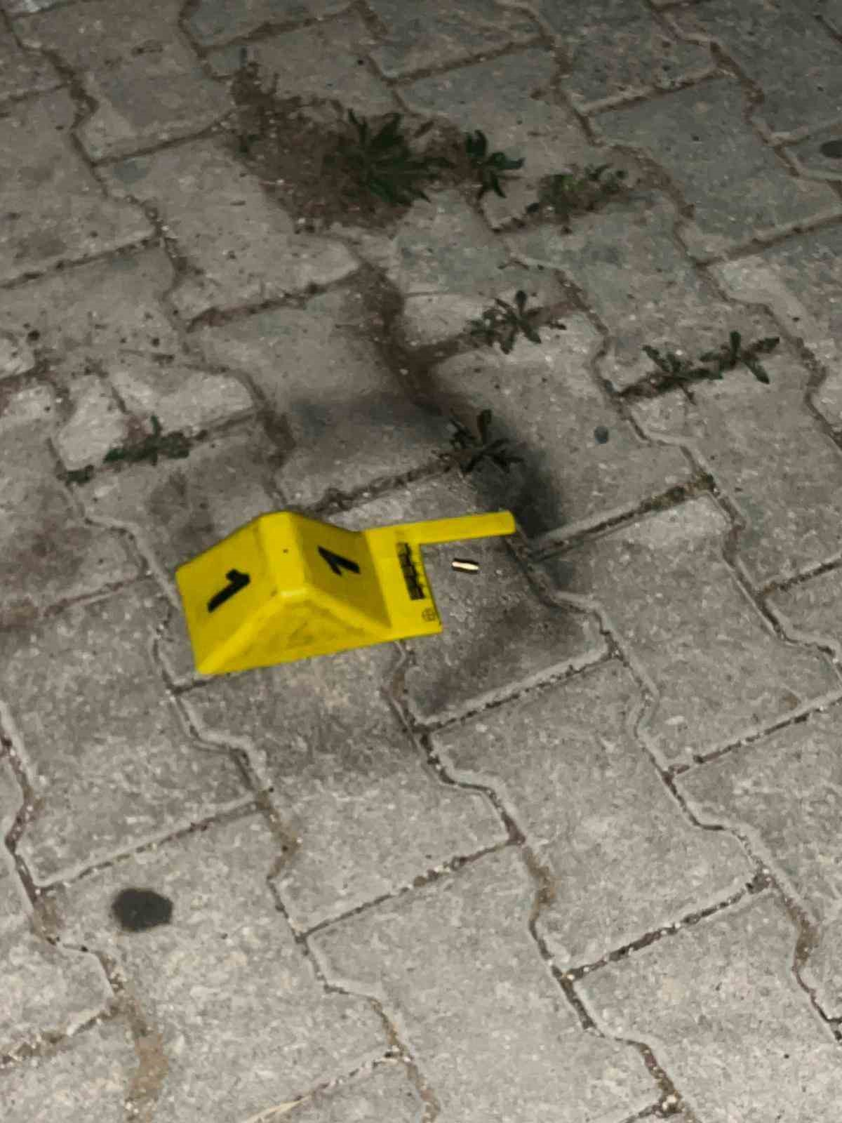 Husumetli olduğu ailenin evinin &ouml;n&uuml;nde t&uuml;fekle defalarca havaya ateş a&ccedil;tı
