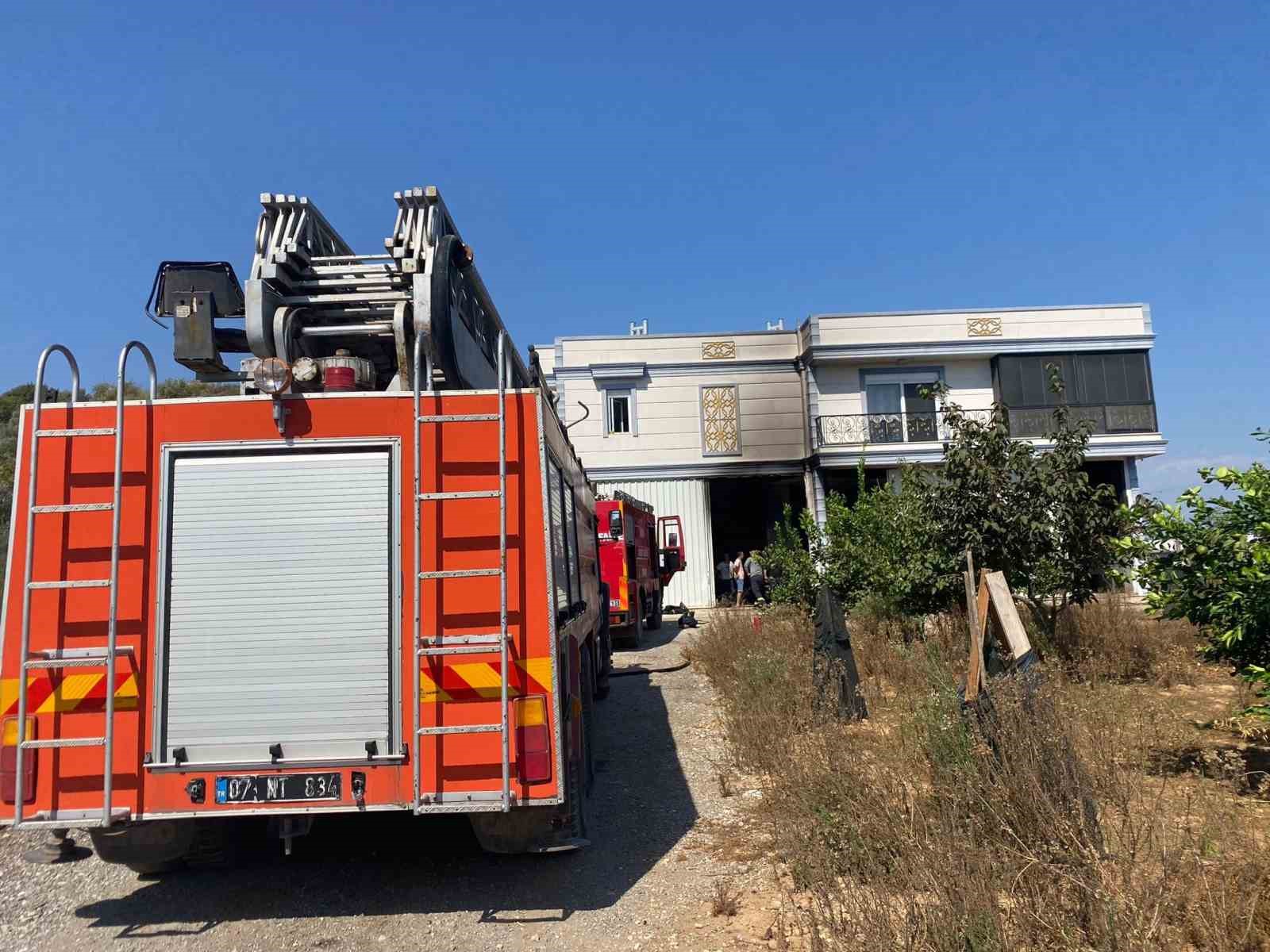 Serik&rsquo;te evin deposunda &ccedil;ıkan yangın s&ouml;nd&uuml;r&uuml;ld&uuml;
