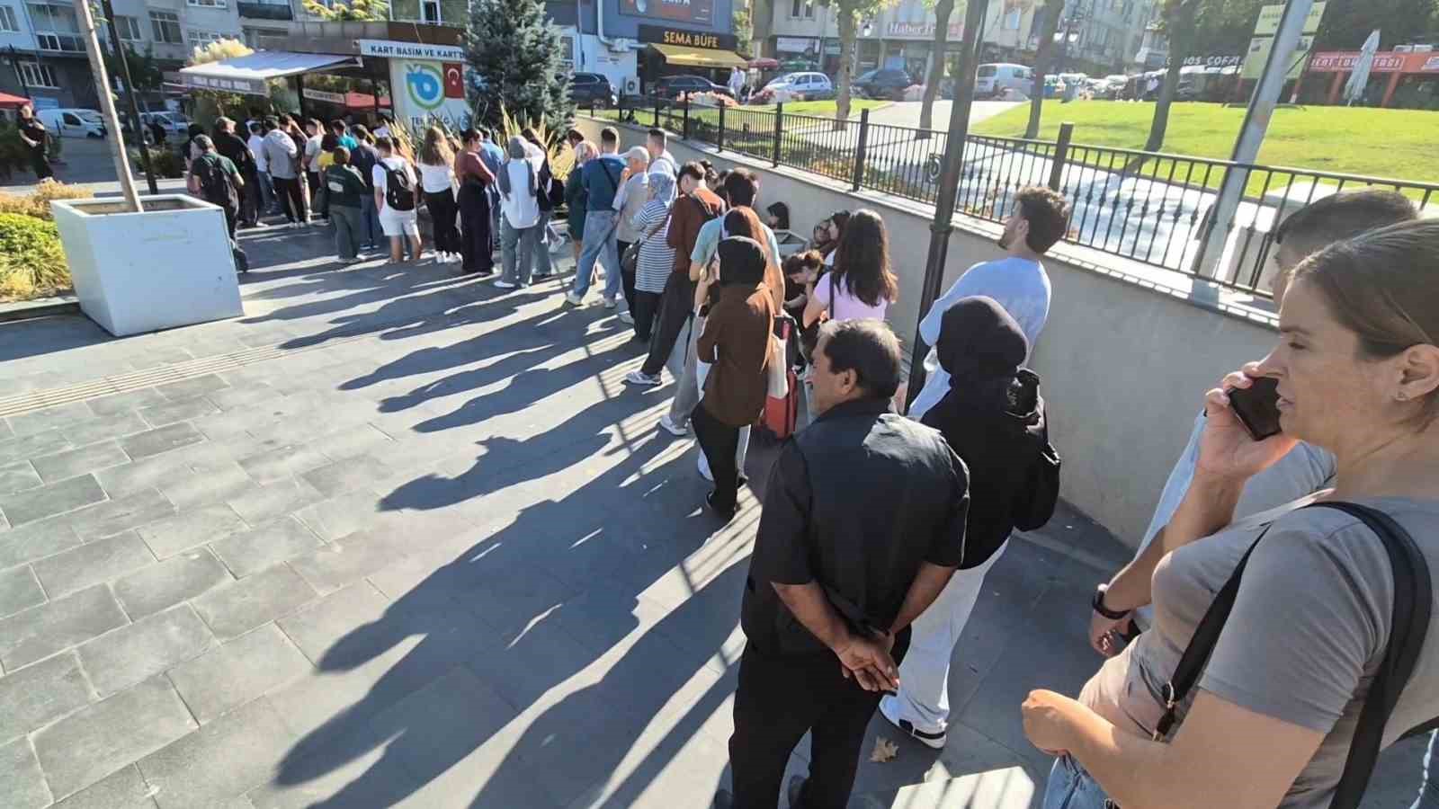 Tekirdağ’da üniversiteliler kart kuyruğunda saatlerce bekledi