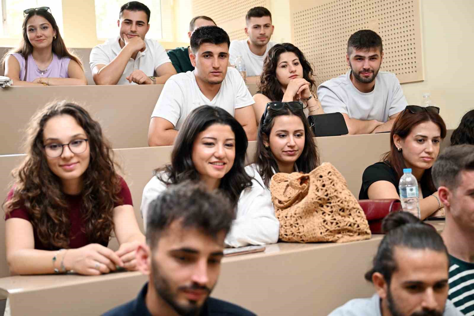 Rekt&ouml;r Kibar fak&uuml;ltelerde ilk ders heyecanını paylaştı
