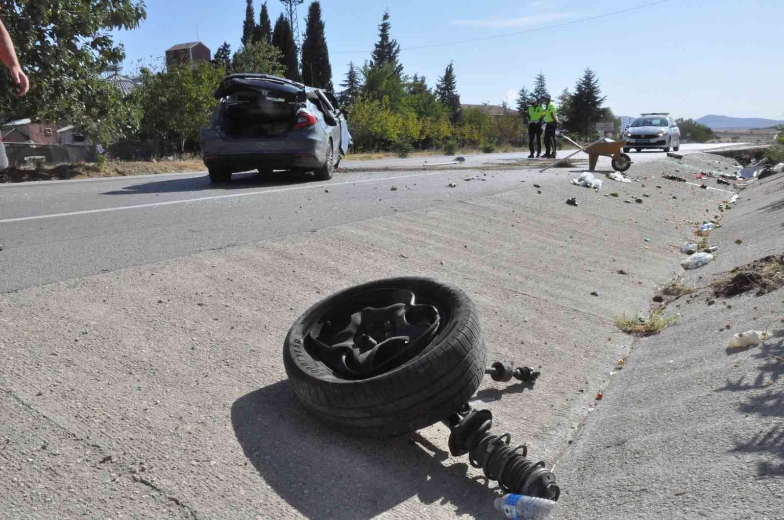 Keşan&rsquo;da beton y&uuml;kseltiye &ccedil;arpan otomobilin s&uuml;r&uuml;c&uuml;s&uuml; yaralandı
