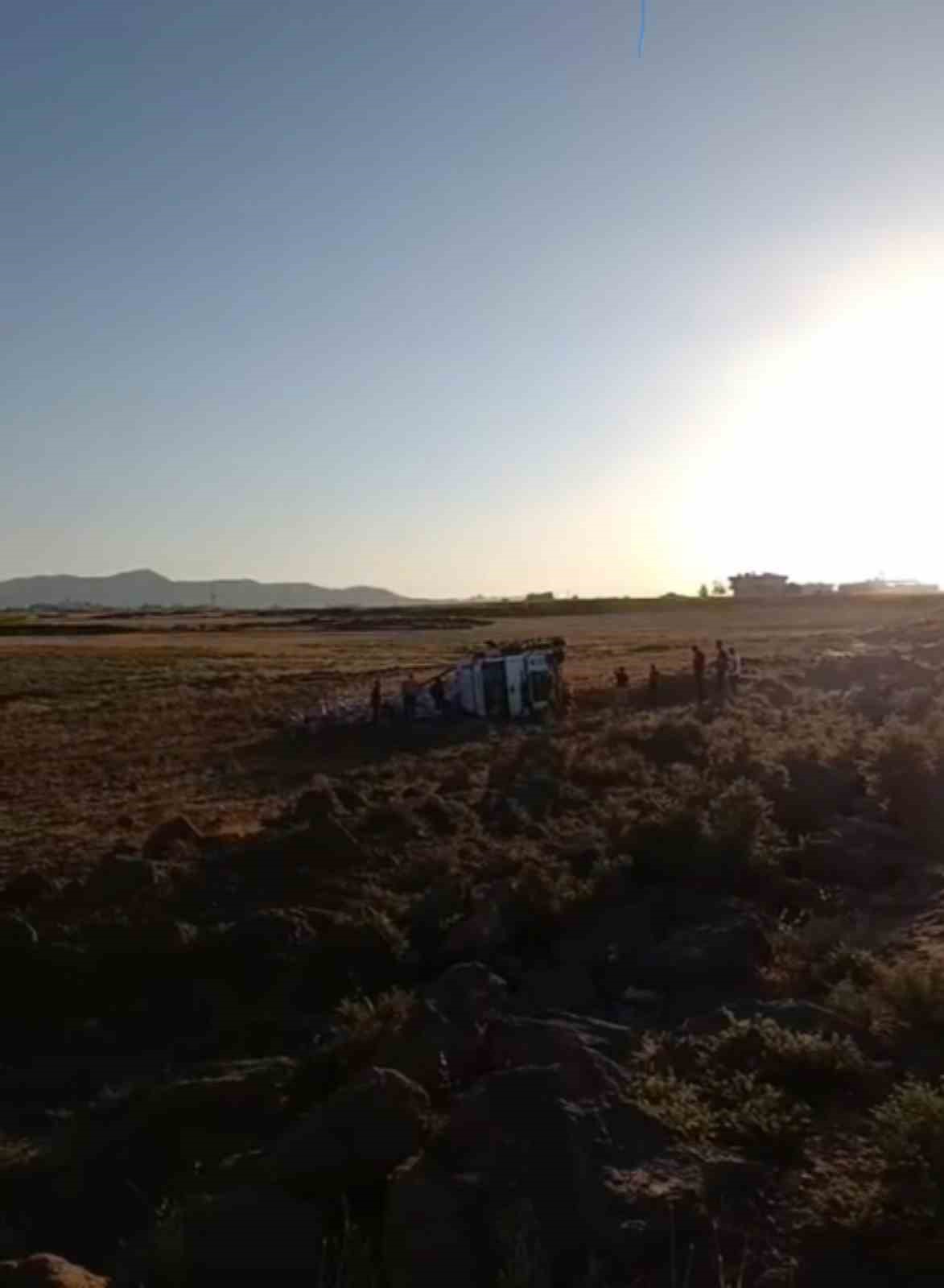 Mardin&rsquo;de tır şarampole yuvarlandı: 1 yaralı
