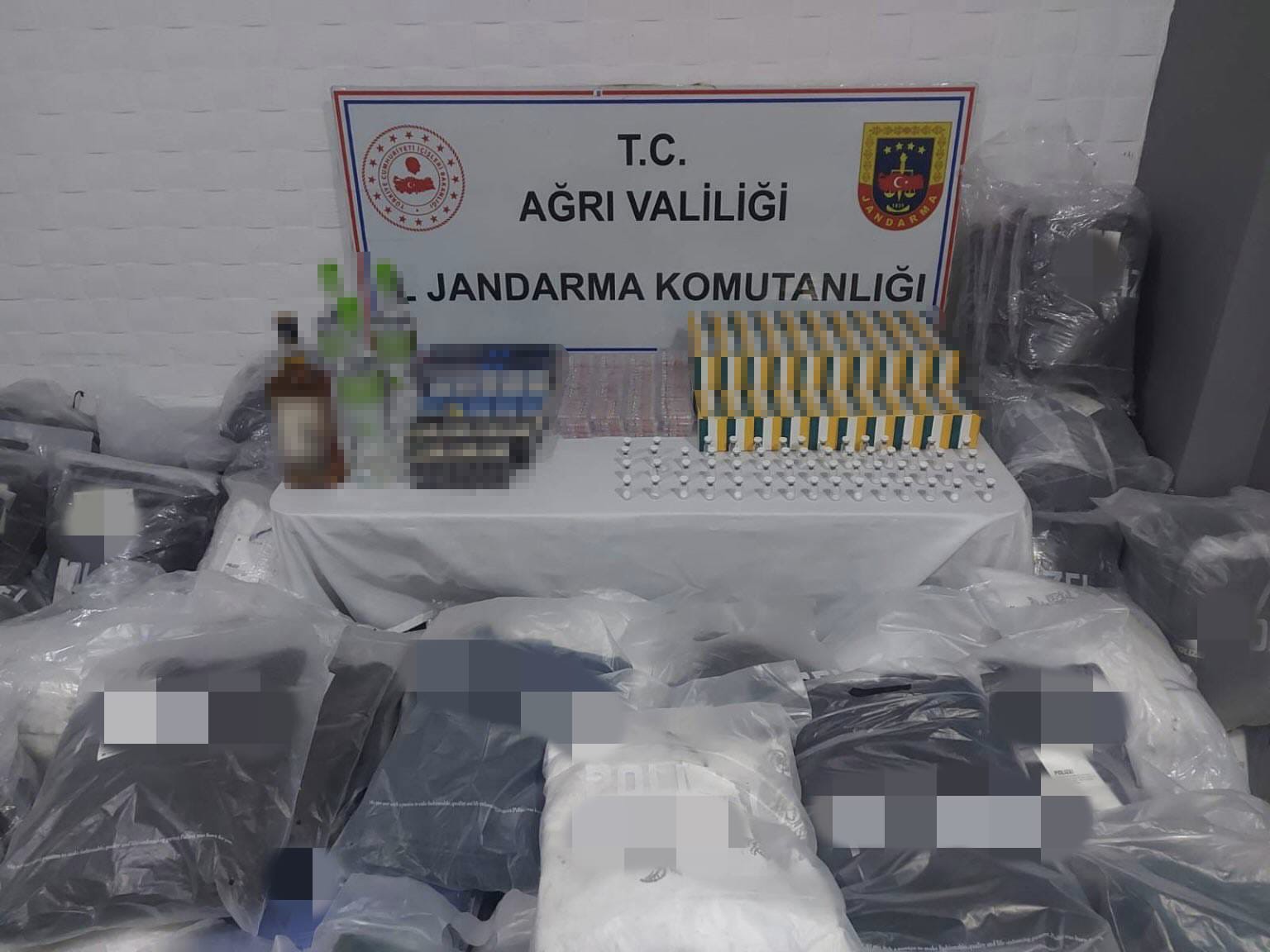 Ağrı’da kaçakçılık operasyonu: İlaç, kıyafet, sigara ve alkol ele geçirildi