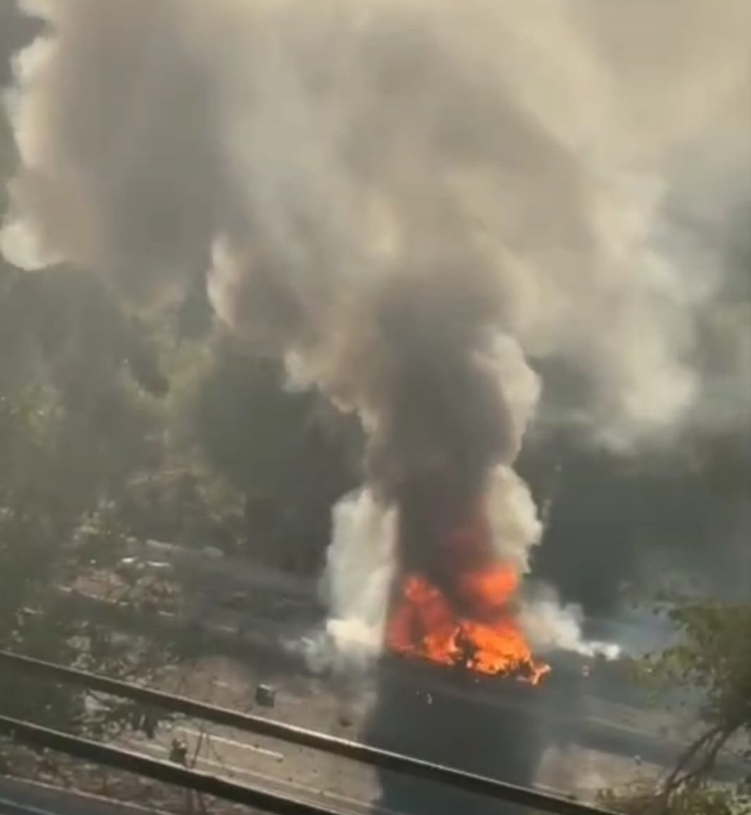 Alev alev yanan tırın s&uuml;r&uuml;c&uuml;s&uuml;n&uuml; vatandaşlar b&ouml;yle kurtardı
