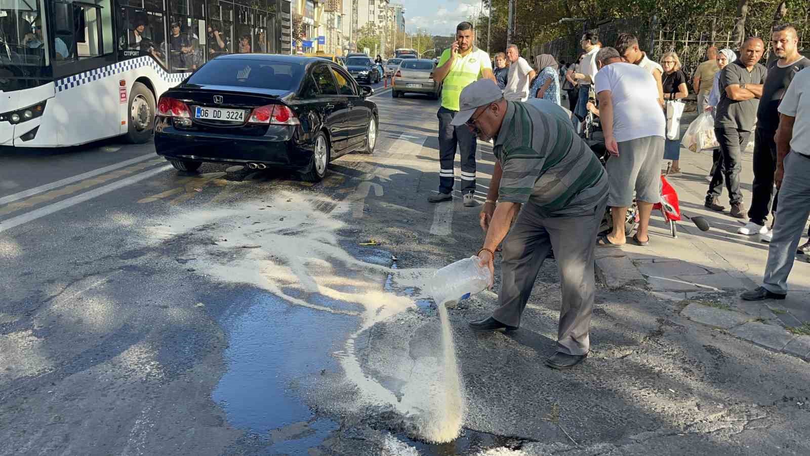 İki otomobilin arasında kağıt gibi ezildi: Motosiklet &uuml;zerindeki 2 kişi kazadan yaralı kurtuldu
