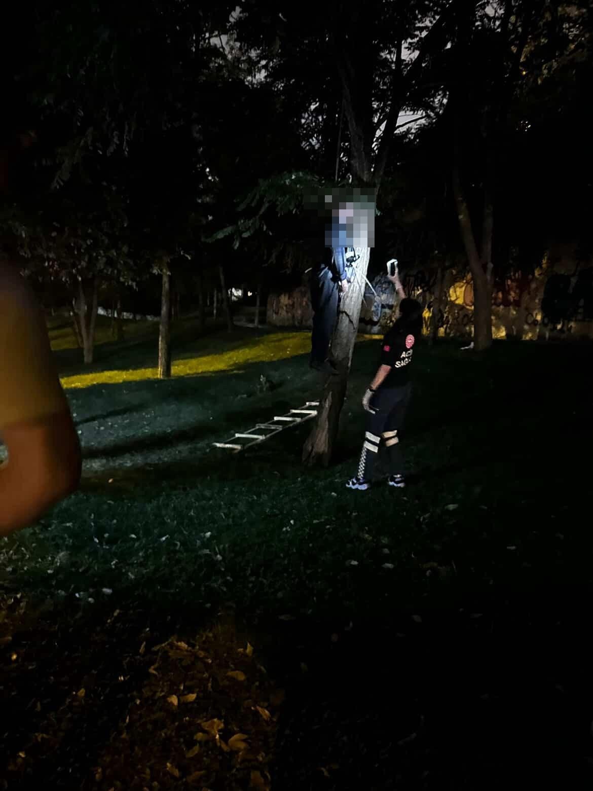 &Uuml;mraniye&rsquo;de yaşlı adam ağaca asılı halde &ouml;l&uuml; bulundu
