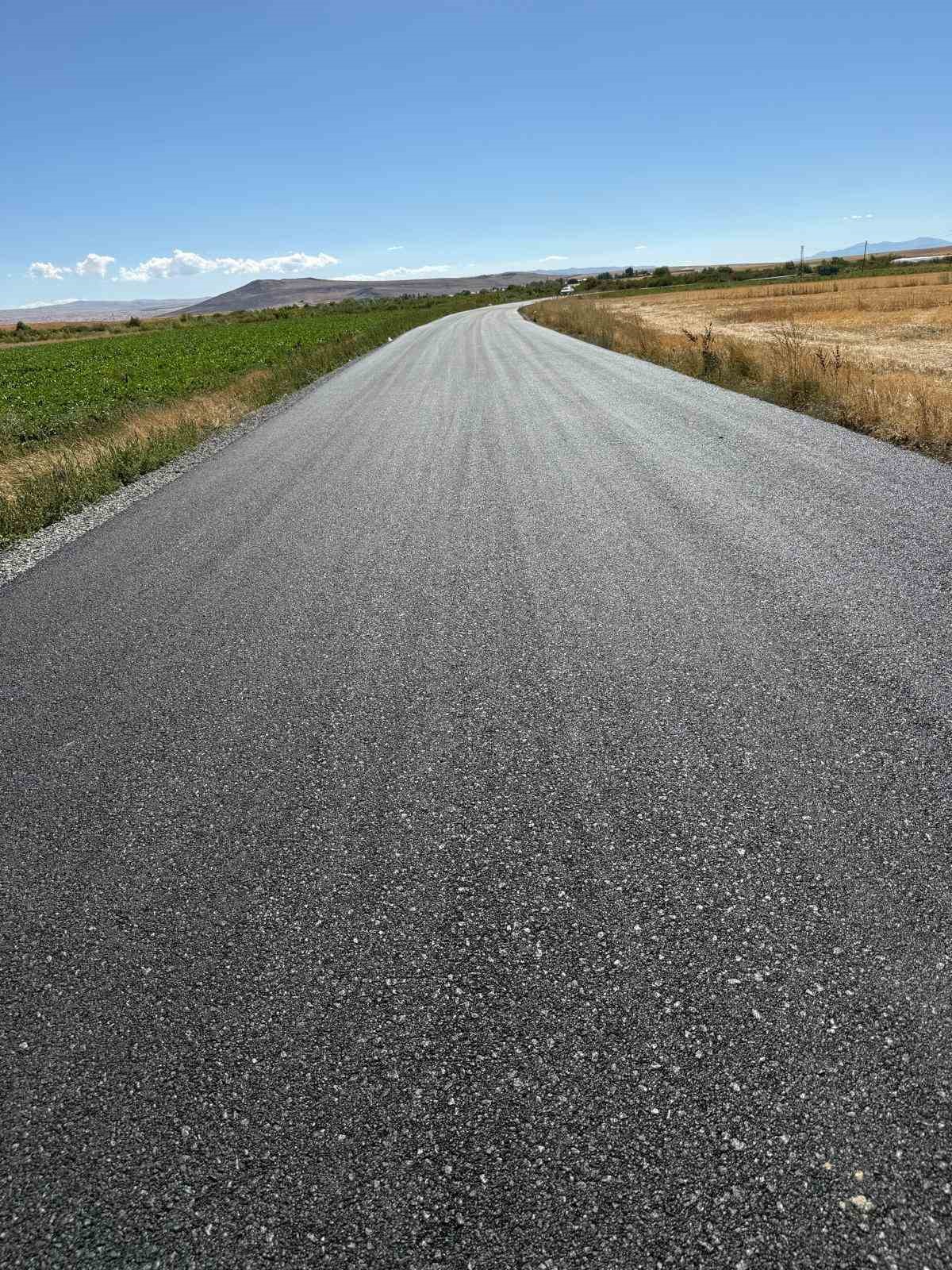 Ağrı’da köy yolları yenileniyor