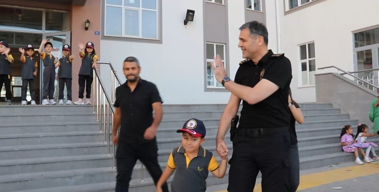 Emniyet müdüründen şehit polise vefa: Şehidin oğlunu okuldan alıp evine bıraktı