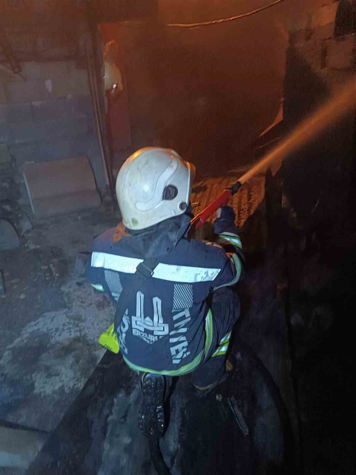 Erzurum’da eski ev cayır cayır yandı