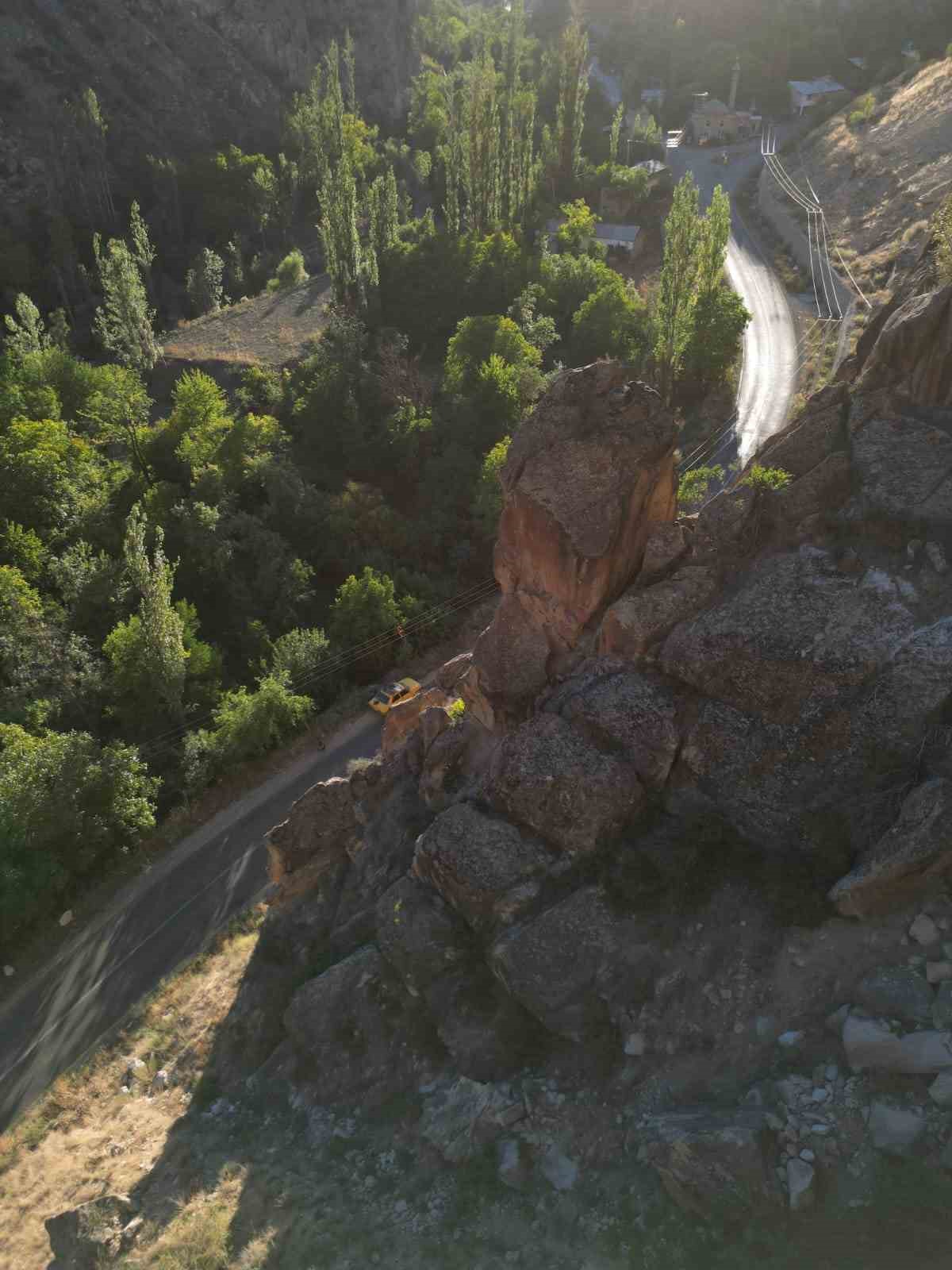 Yolun &uuml;zerindeki dev kaya korkutuyor
