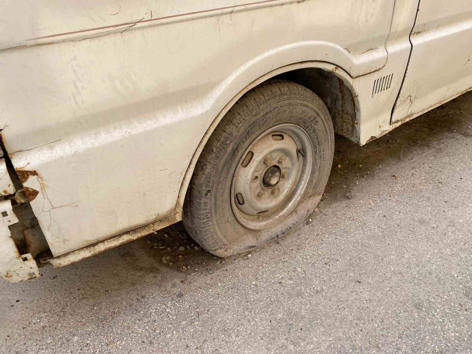 Sokakta terk edilen panelvan araç
