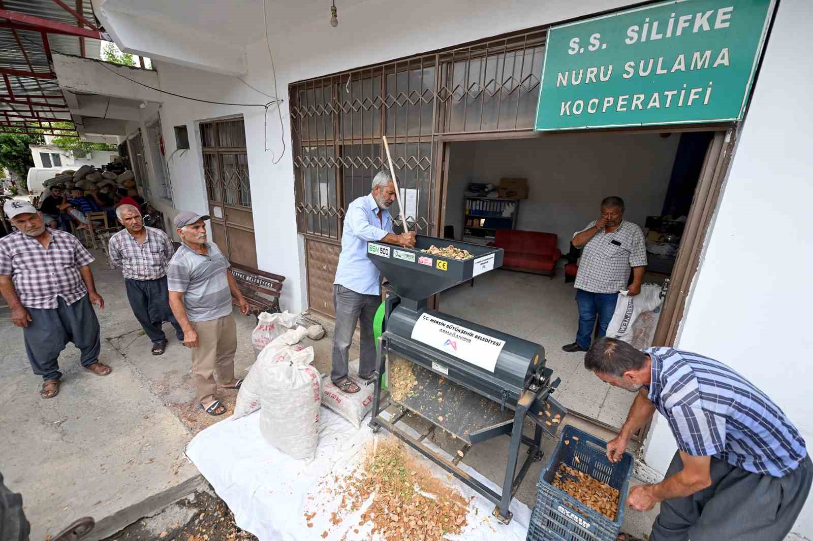Mersin’de üreticiye ‘badem kabuk soyma makinesi’ desteği
