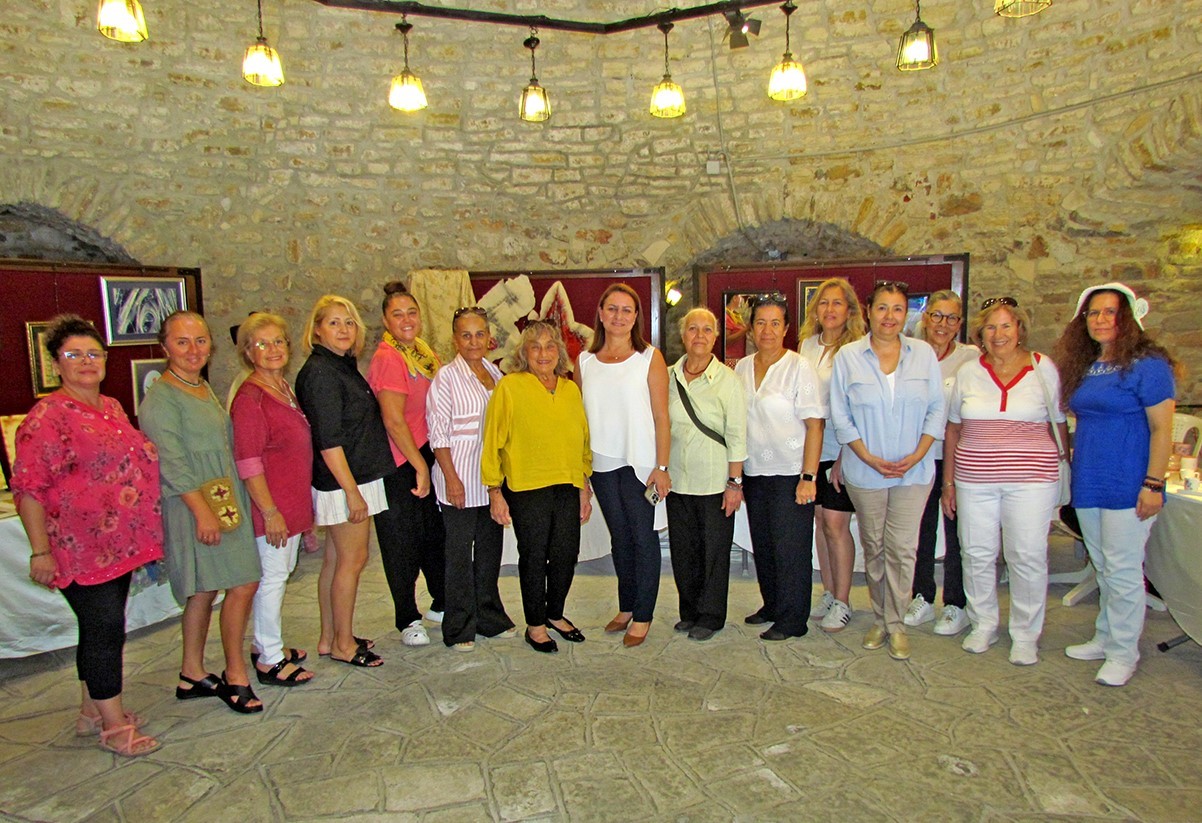 Kadınların el emeği Çeşme’nin tarihi kalesinde sergileniyor