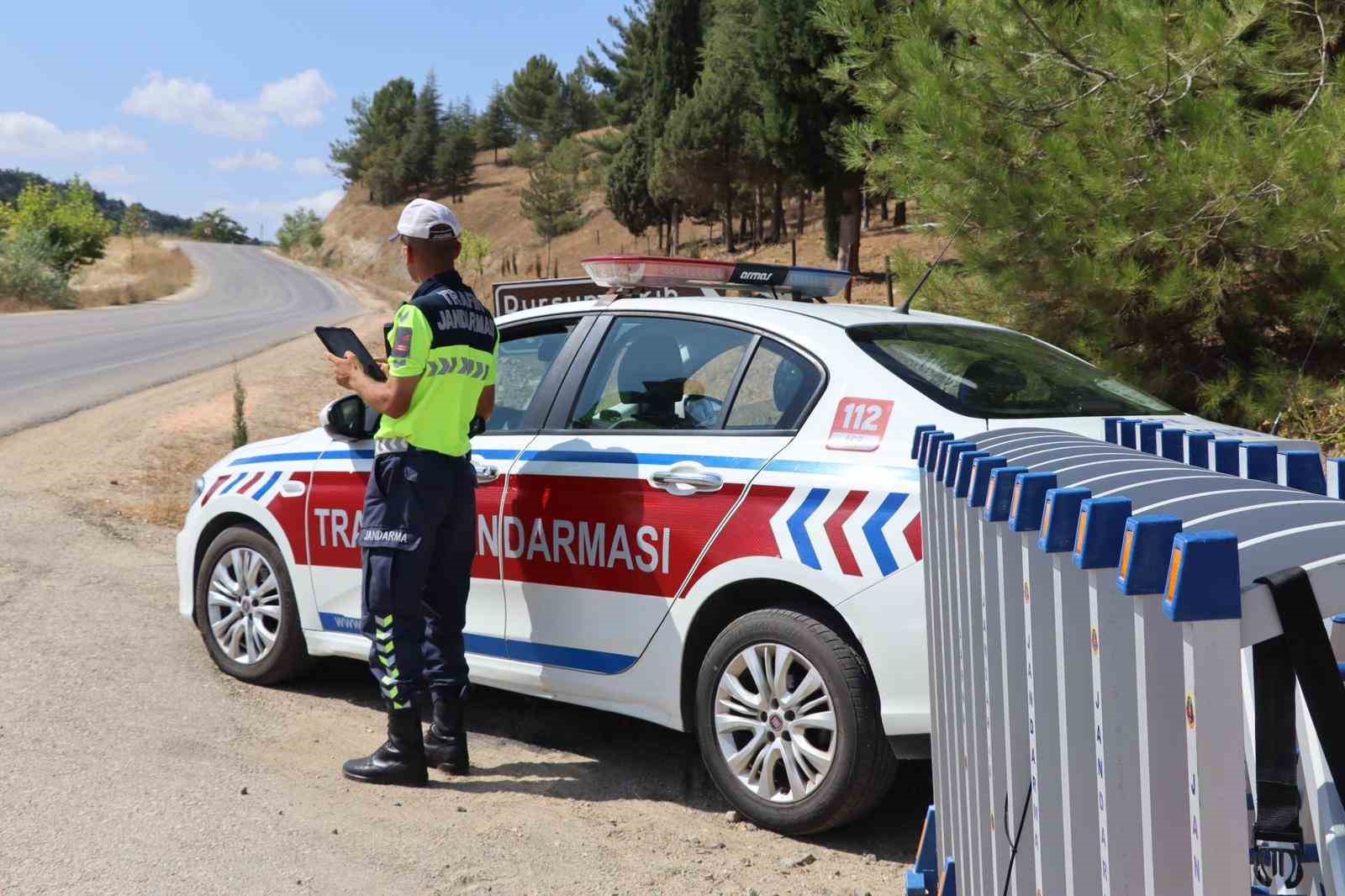 Jandarma S&ouml;ğ&uuml;t şenliklinde kuş u&ccedil;urtmadı
