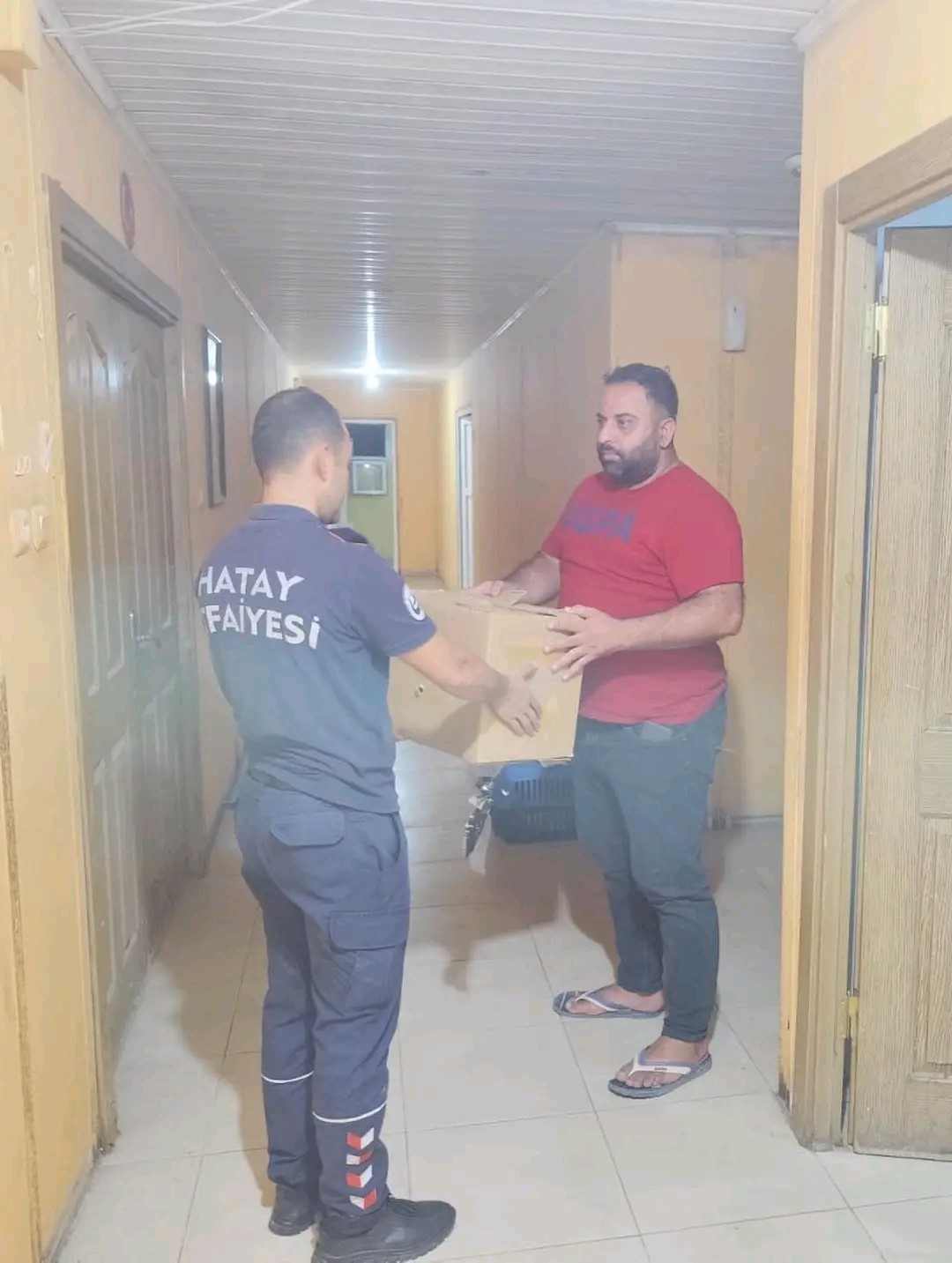 Aracın motor kısmına giren yavru kediyi itfaiye ekipleri kurtardı
