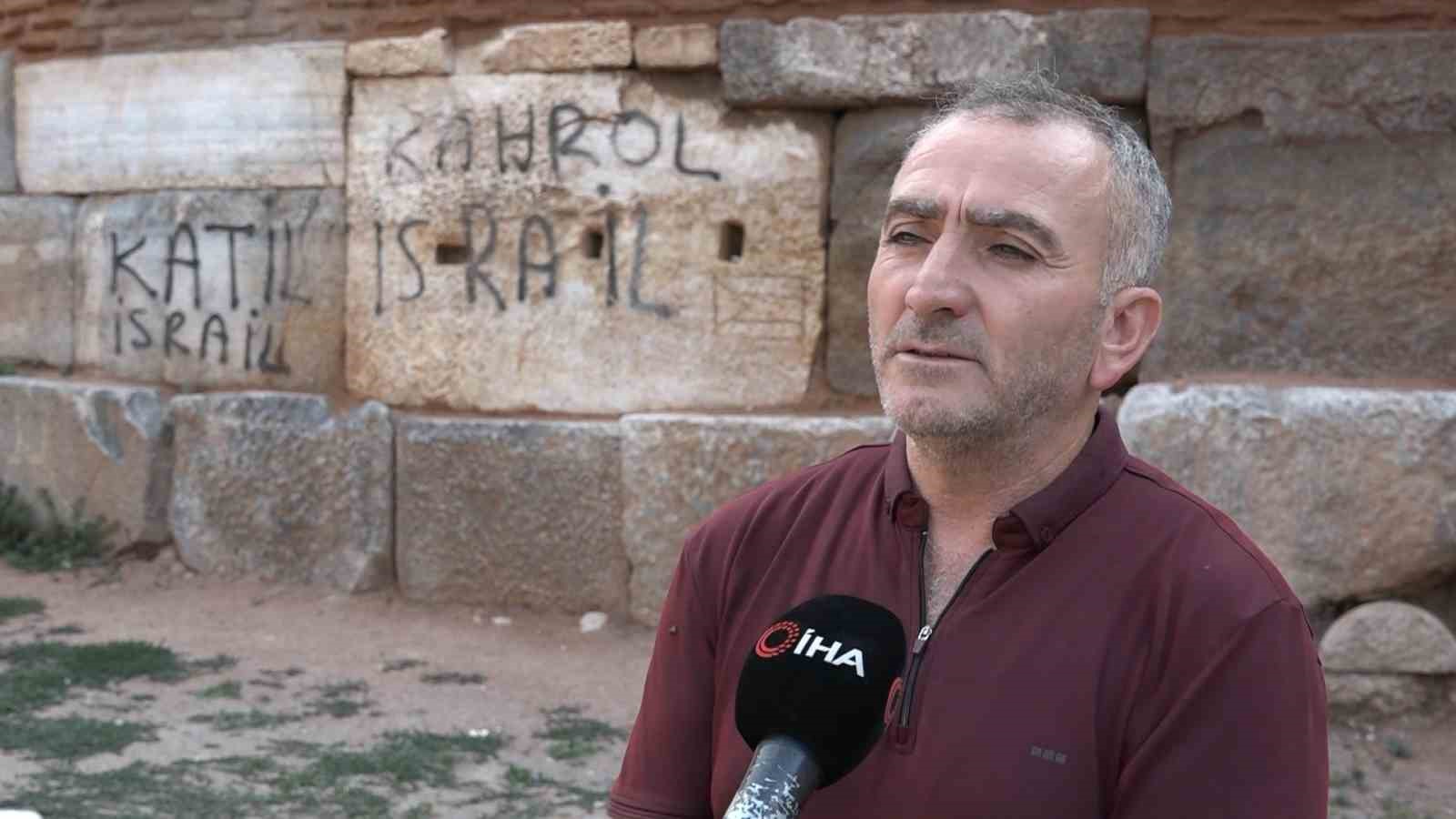 ’Katil İsrail’ yazısı isyan ettirdi