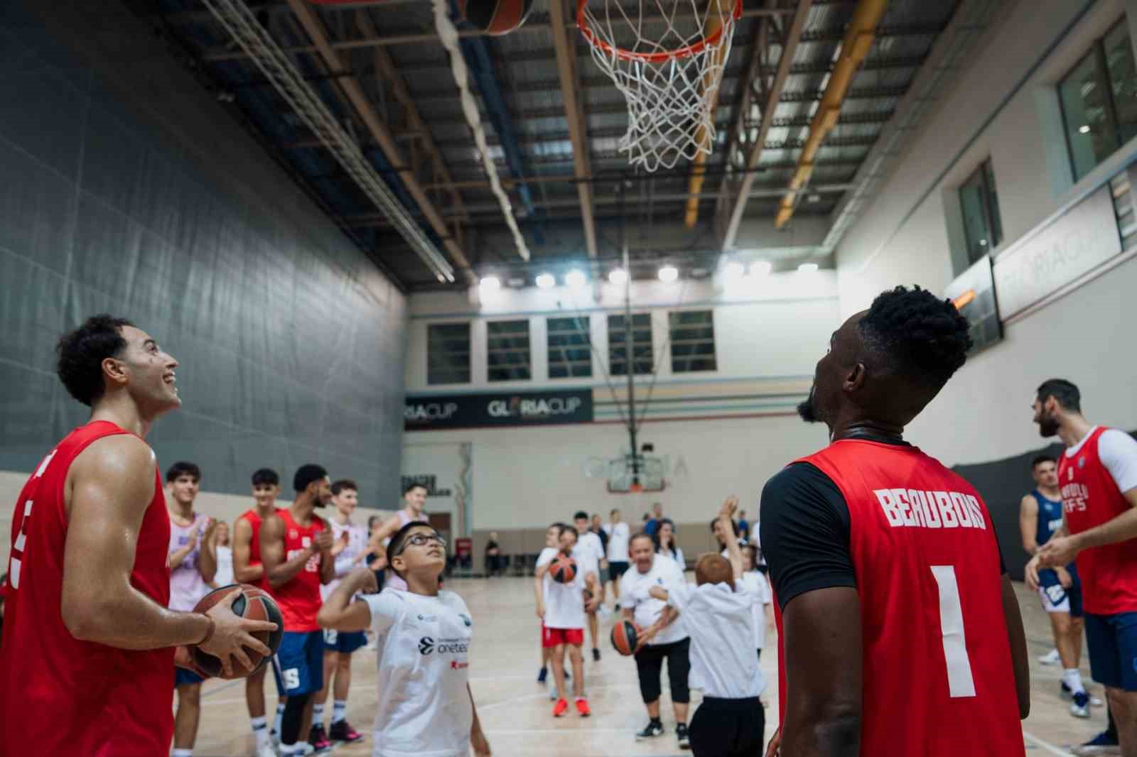 Corendon Turizm Grubu ve ZİÇEV çocukları, A. Efes antrenmanını ziyaret etti