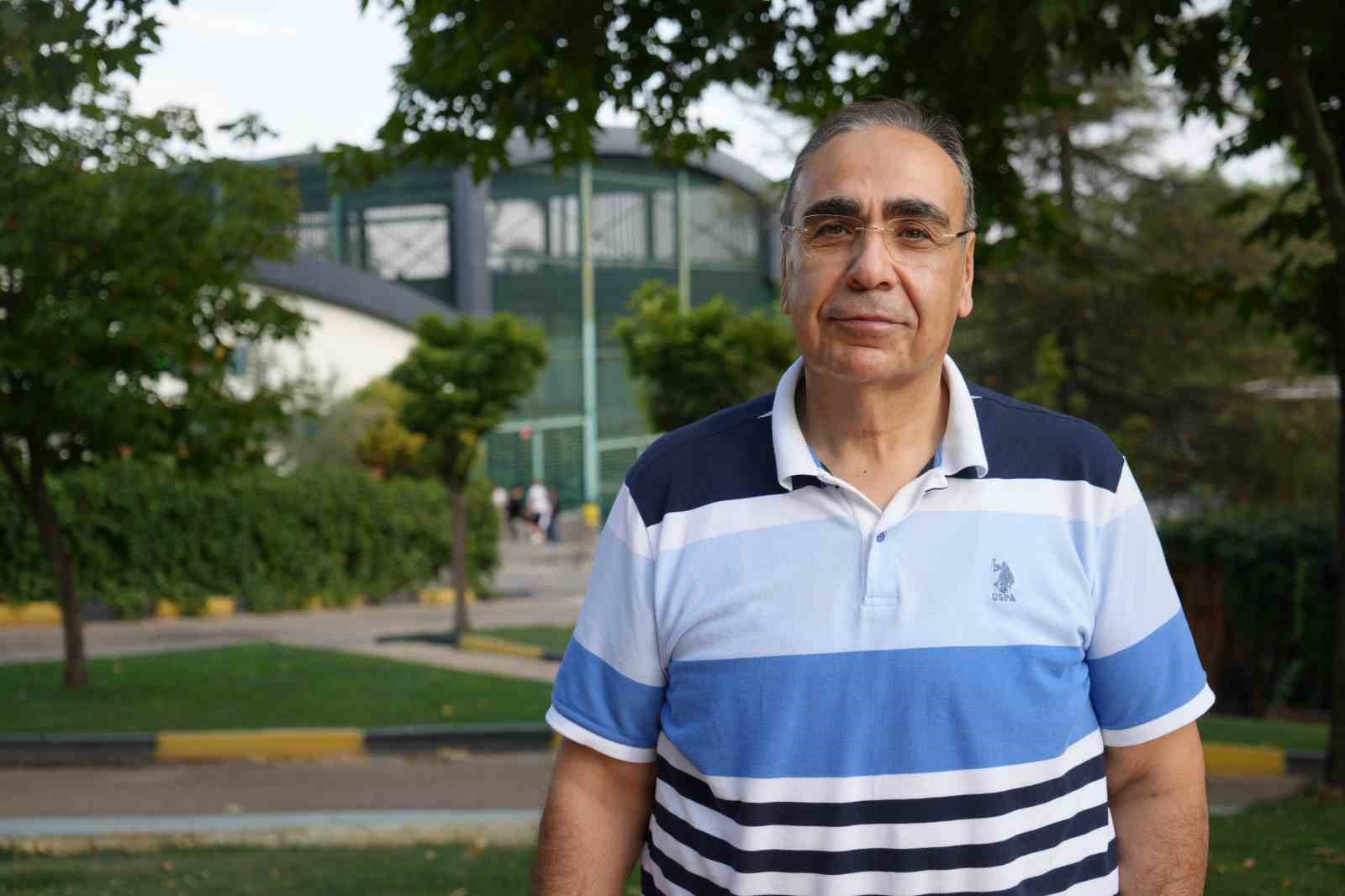 Gaziantep’te rengarenk Japon koi balıklarını ziyaretçiler biberonla besliyor