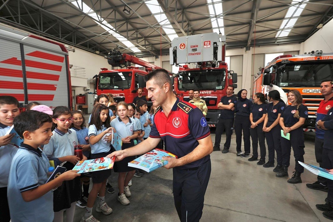 İtfaiye ara&ccedil; ve ekipmanları &ouml;ğrencilere tanıtıldı
