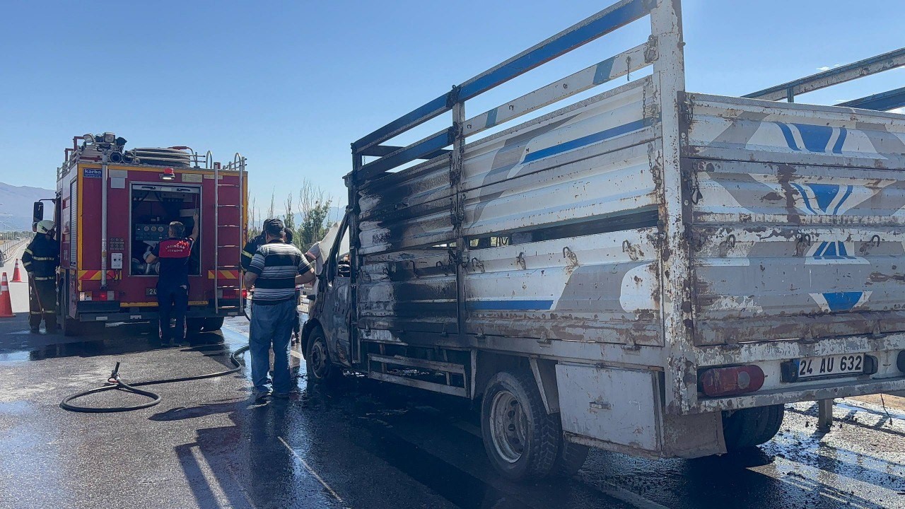 Erzincan’da seyir halindeki kamyon alev alev yandı
