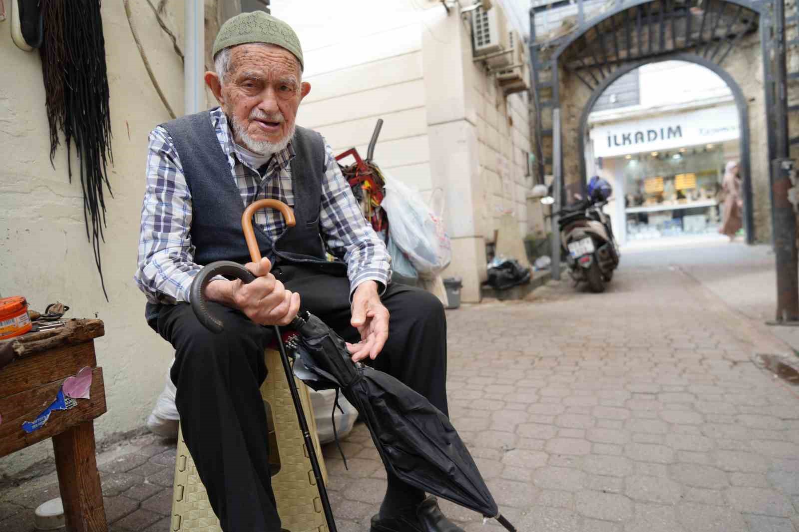 Asrın ustası: 96 yaşında gözlük kullanmadan şemsiye tamir ediyor