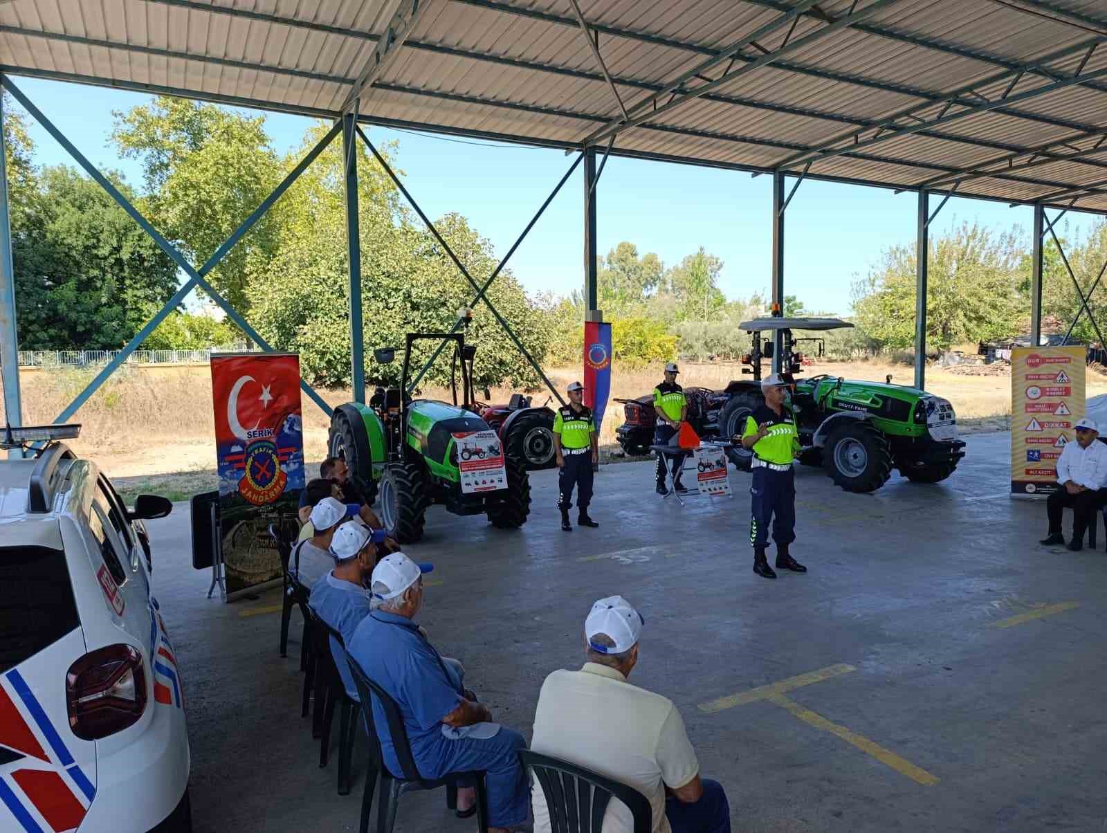 Serik&rsquo;te jandarmadan tarım aracı s&uuml;r&uuml;c&uuml;lerine eğitim
