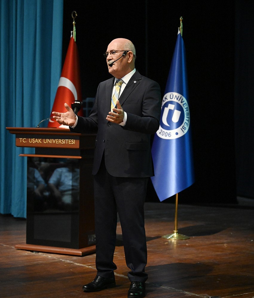 Rekt&ouml;r Savaş yeni &ouml;ğrencilerle buluştu, &uuml;niversitenin sunduğu imk&acirc;nları anlattı
