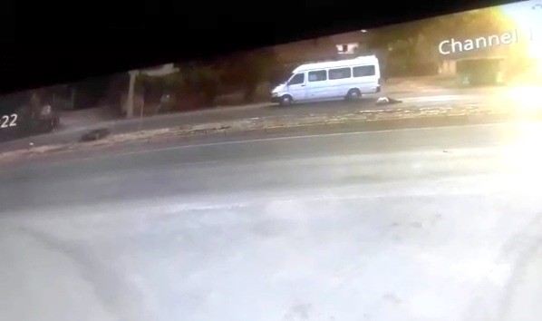 Kara yolunda karşıya geçmeye çalışırken tır çarptı