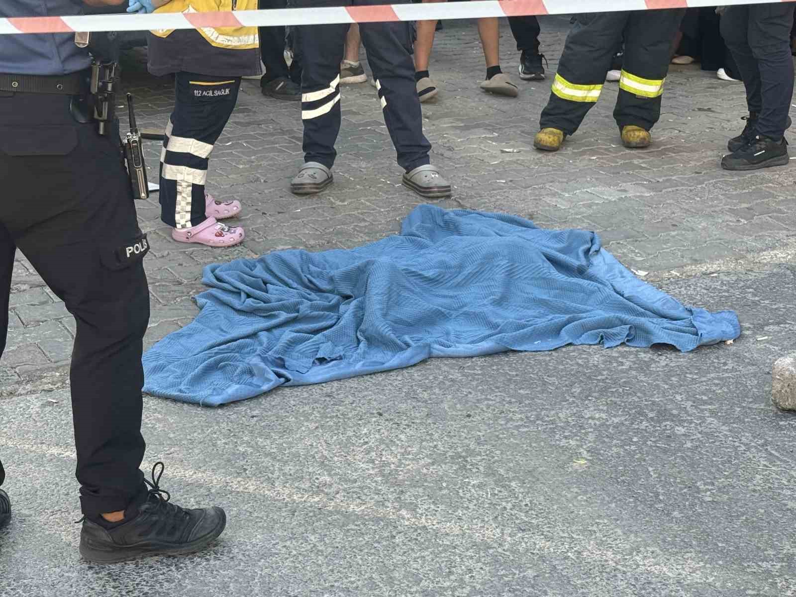 Esenyurt’ta servis minibüsü anne-oğula çarptı: 1 yaşındaki çocuk öldü