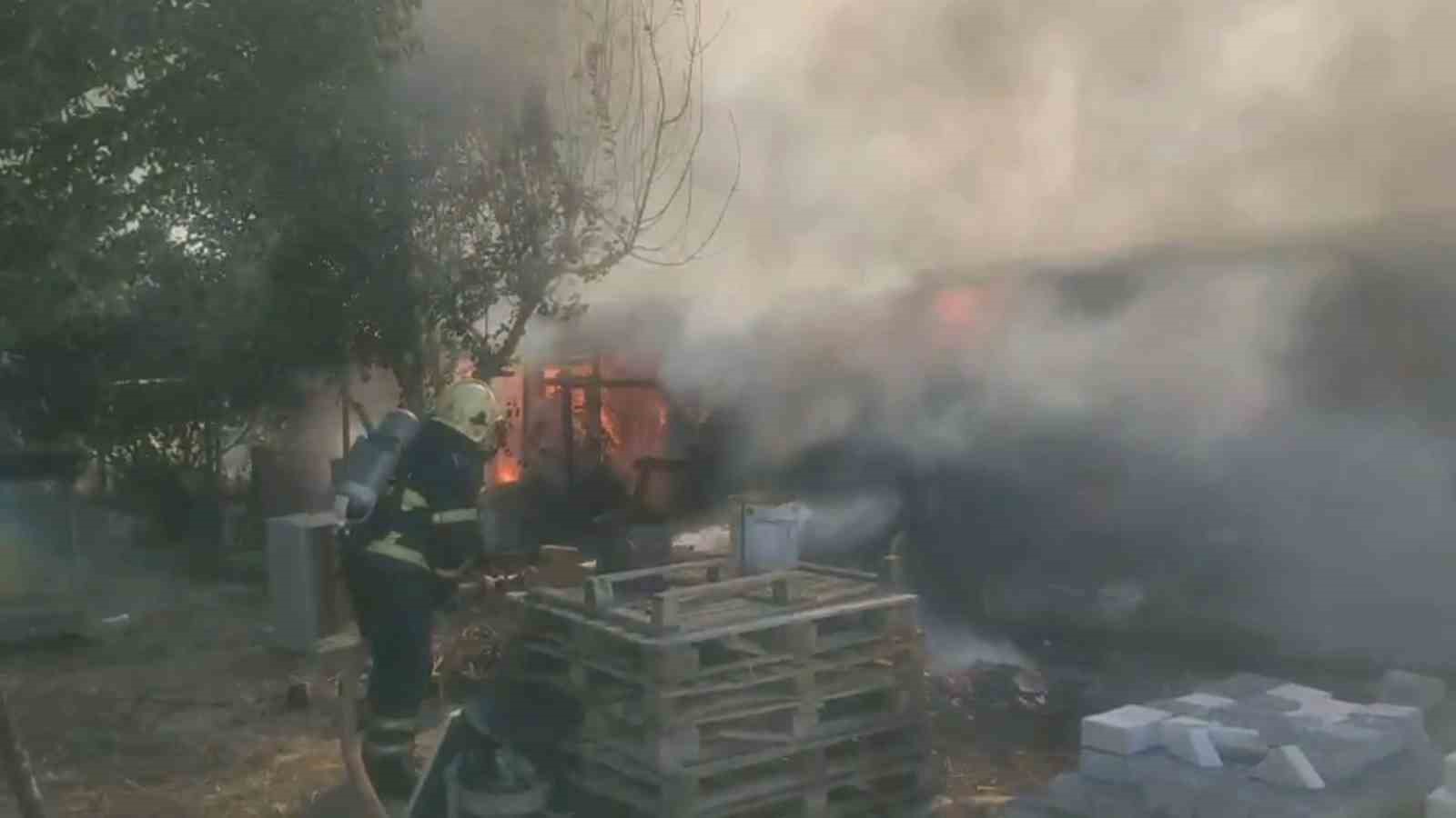 Bursa&rsquo;da bağ evi alev alev yandı
