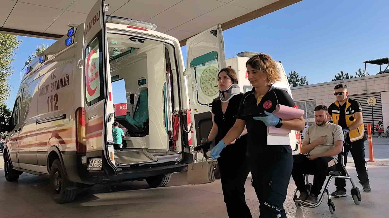 2 otomobil kafa kafaya &ccedil;arpıştı: 4 yaralı
