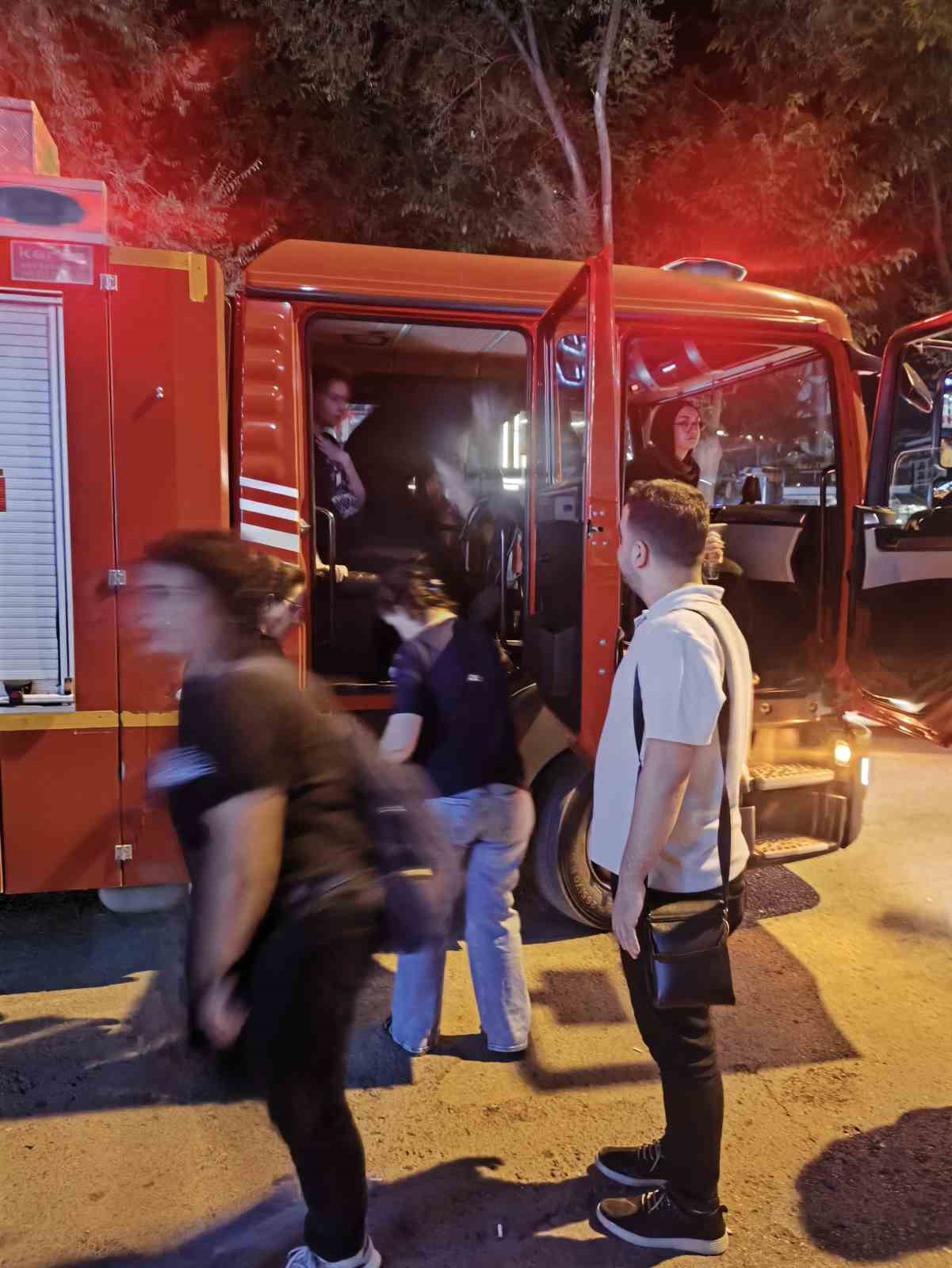 Elazığ&rsquo;da asans&ouml;rde mahsur kalan astım hastası &ouml;ğrencilere itfaiyeden oksijen t&uuml;p&uuml;yle destek
