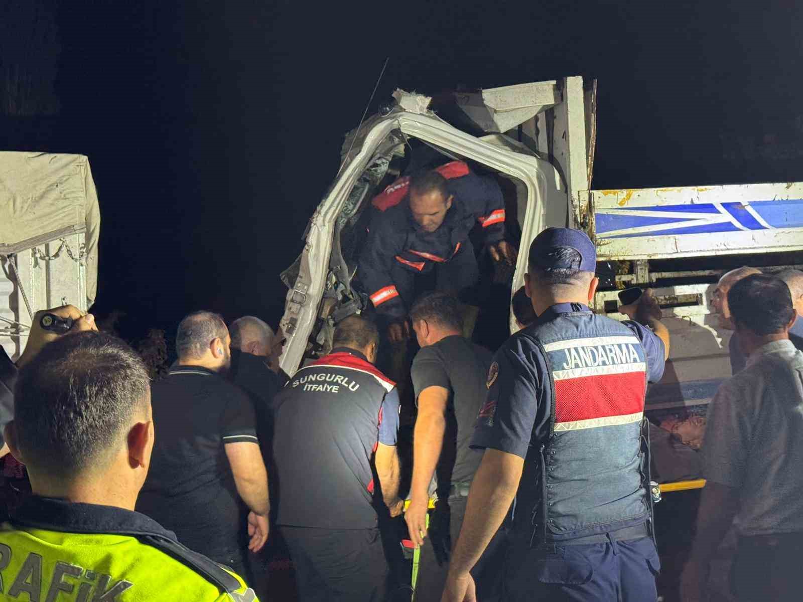 &Ccedil;orum&rsquo;da kamyon tıra &ccedil;arptı: Ara&ccedil;ta sıkışan s&uuml;r&uuml;c&uuml; ağır yaralandı
