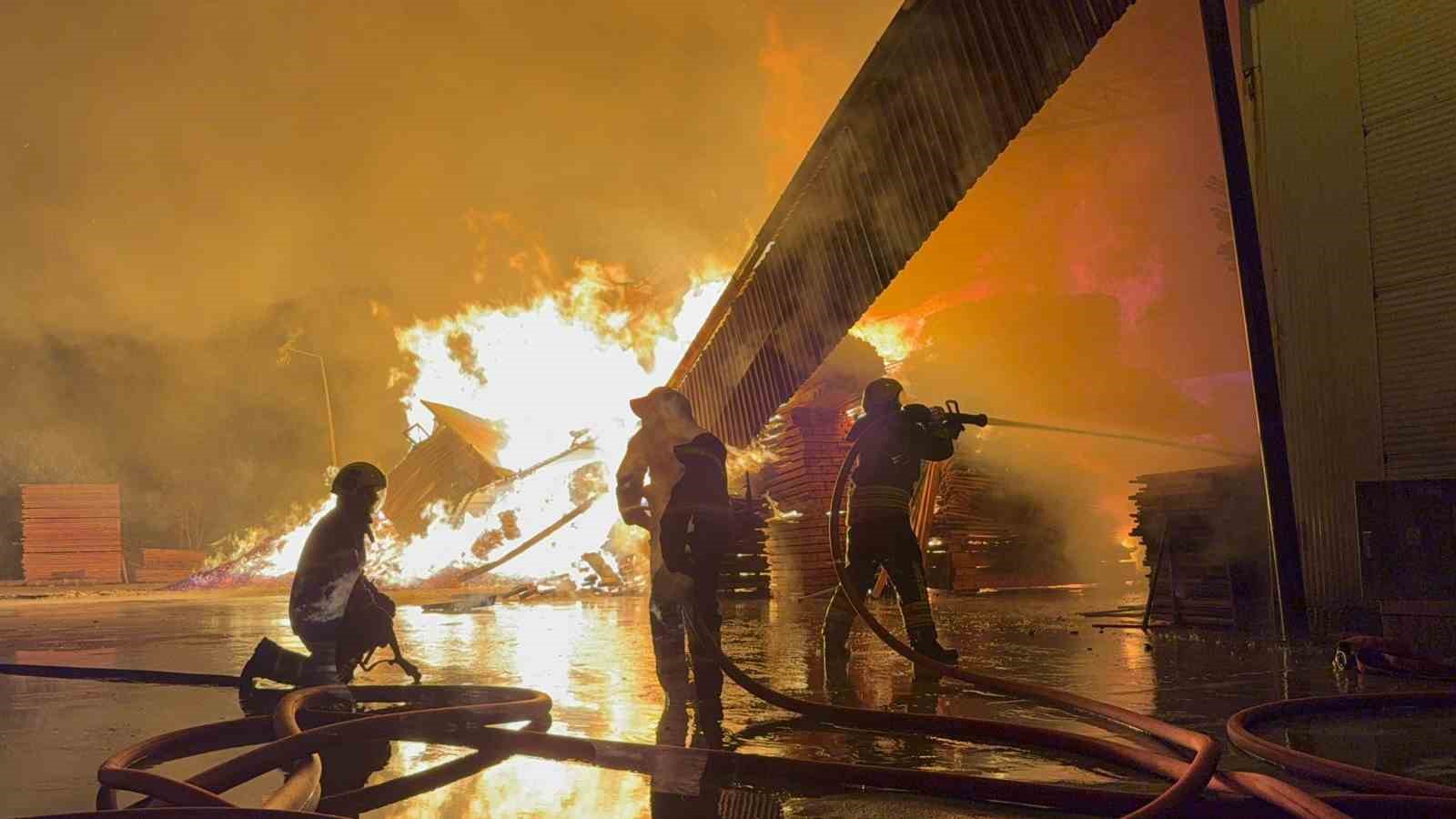 Samsun&rsquo;daki kereste fabrikası yangını s&uuml;r&uuml;yor
