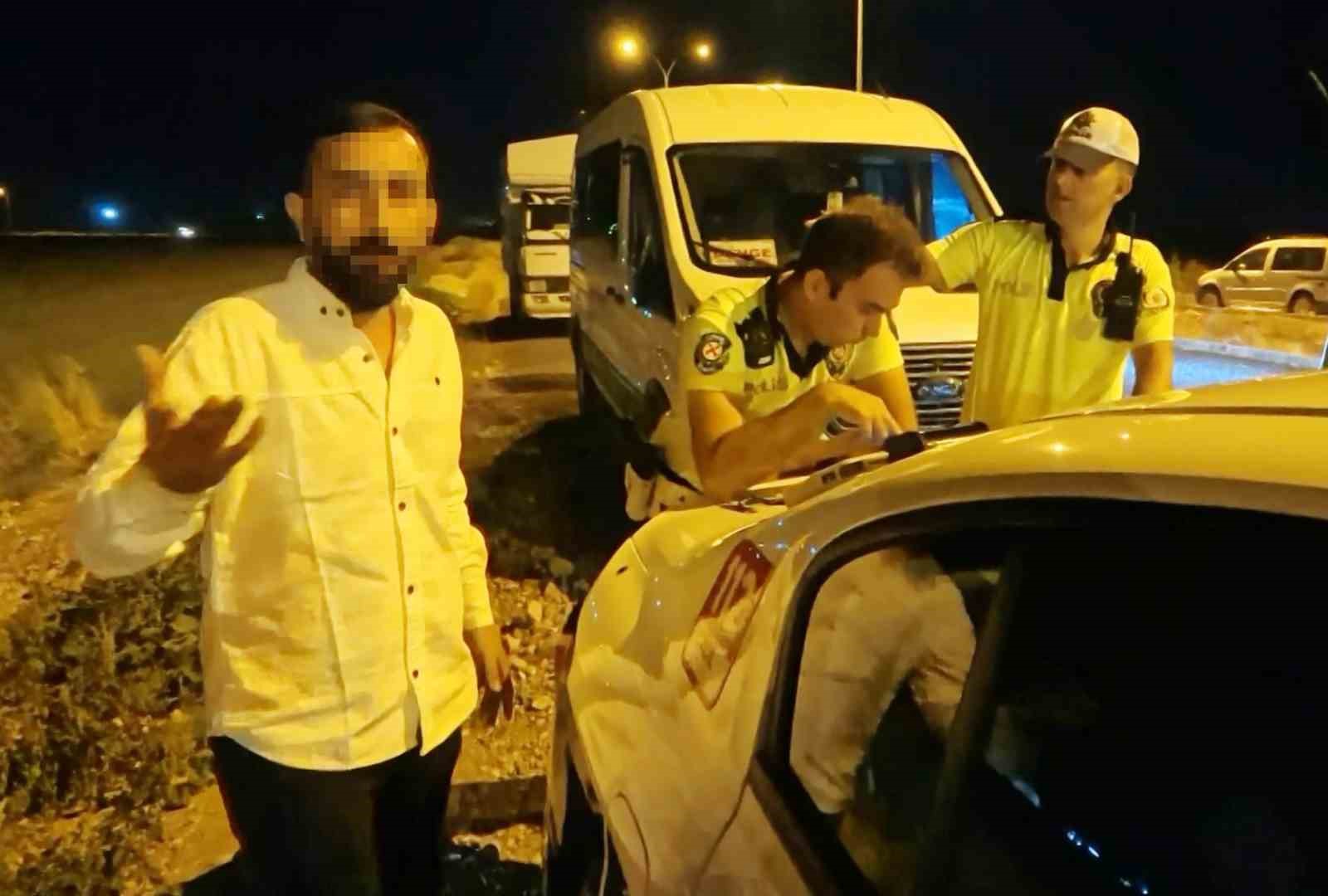 0.03 promil fazla &ccedil;ıkınca ehliyeti alındı, polise itiraz edip gazeteciye tepki g&ouml;sterdi
