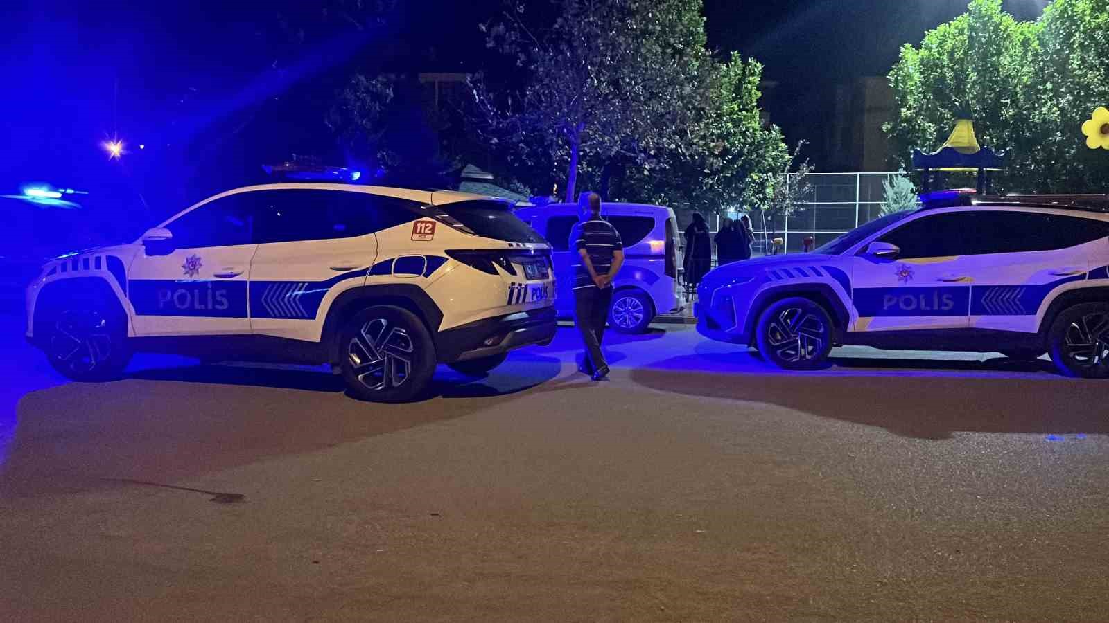 Parkta &uuml;vey babasını bı&ccedil;akladı
