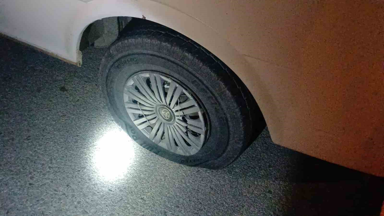 "Dur" ihtarına uymadı, ara&ccedil;la polis memuruna &ccedil;arpıp ka&ccedil;tı
