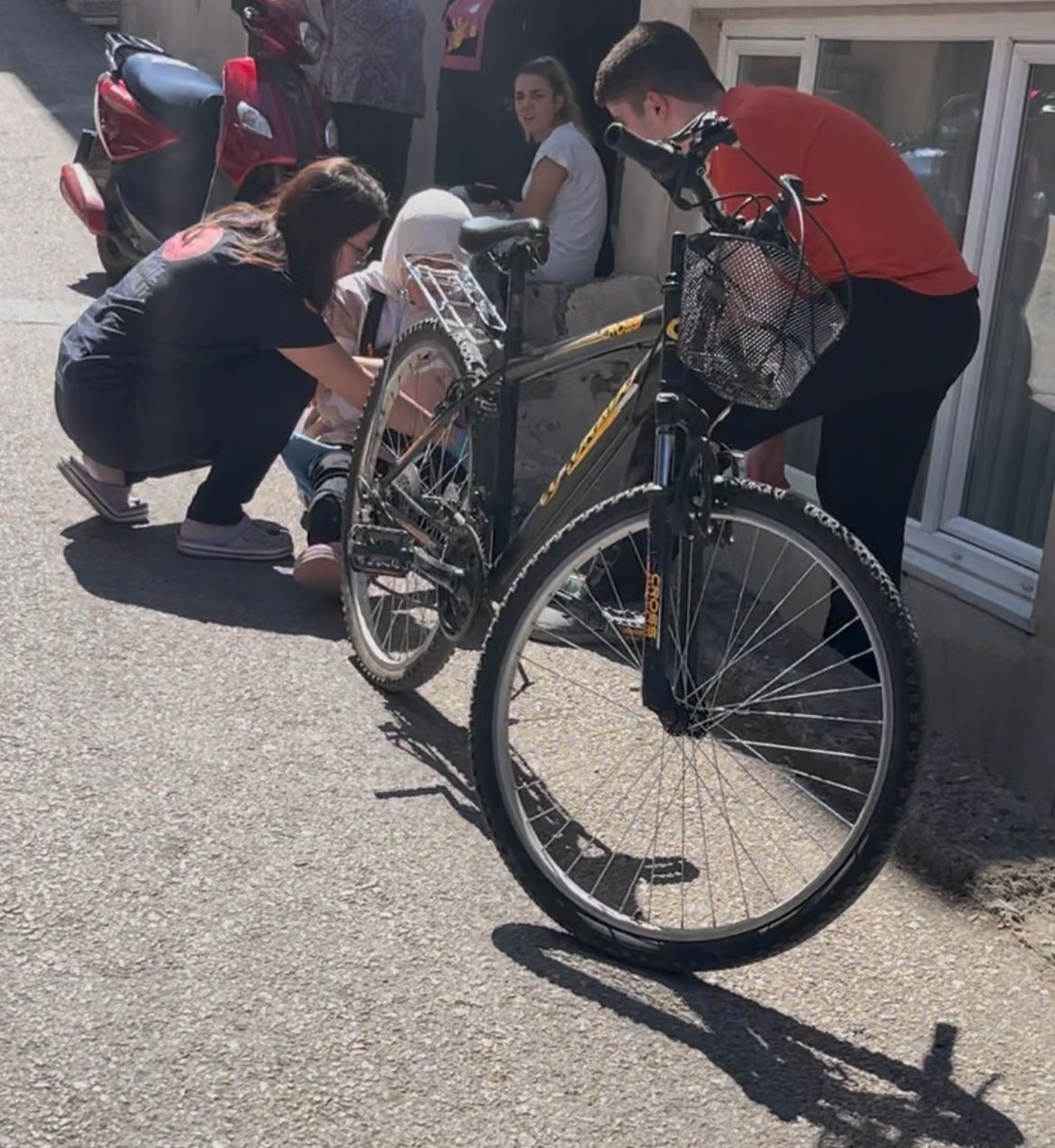 Bursa&rsquo;da motosiklet bisiklete &ccedil;arptı: 3 &ccedil;ocuk yaralandı
