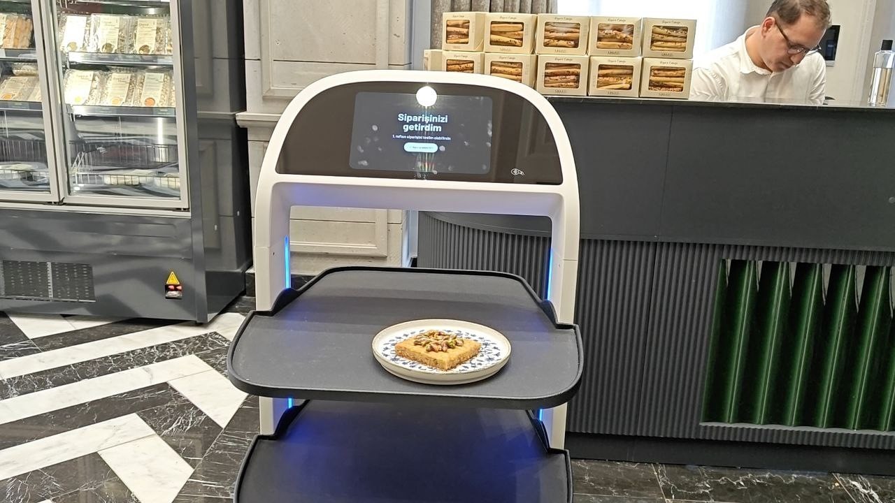 Kayseri’nin lezzetlerini sofralara robot taşıyor