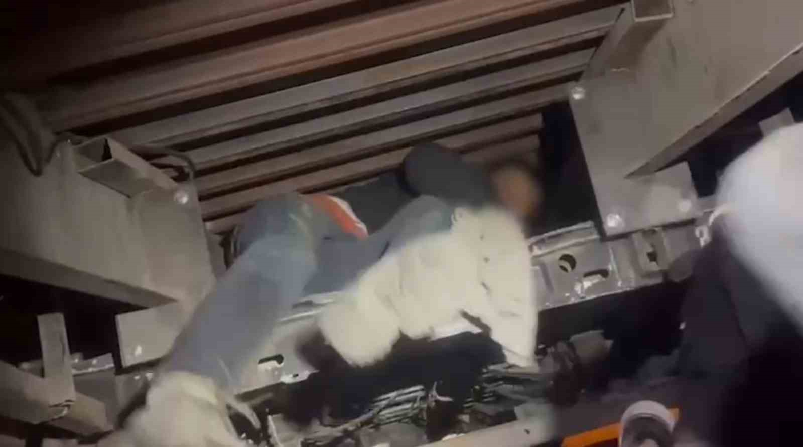 Oto kurtarıcıya yapılan gizli bölmede 2 düzensiz göçmen yakalandı