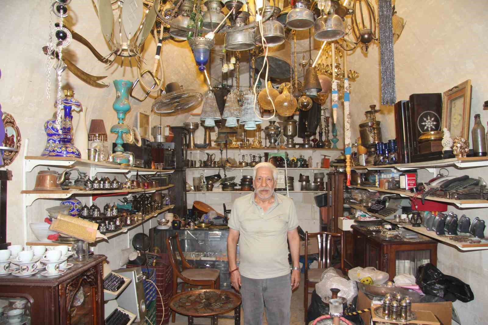 Müze gibi iş yerinde 40 yıldır biriktirdiği antikaları sergiliyor