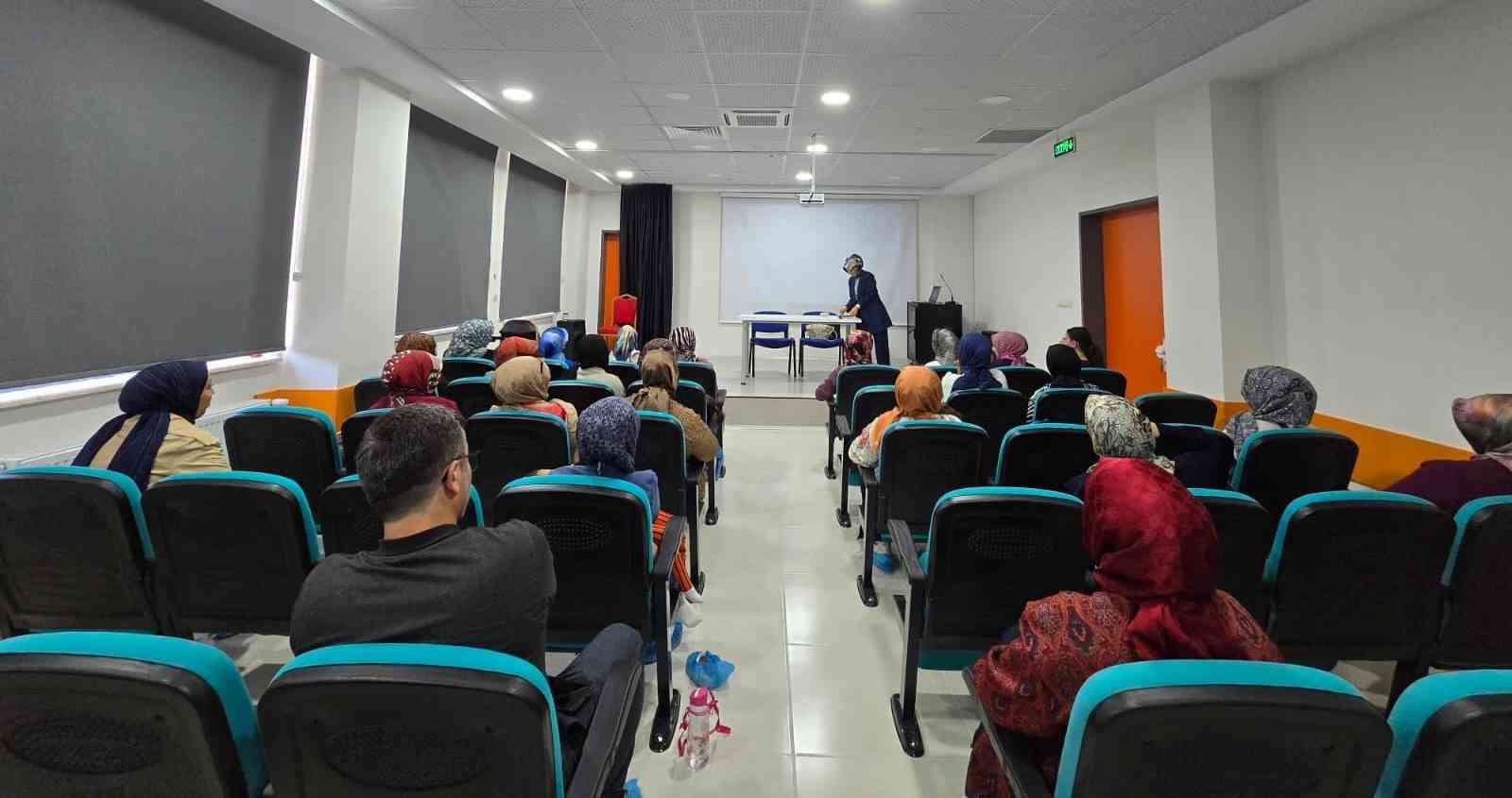 Karapınar&rsquo;da &ouml;ğretmen ve velilere &lsquo;okula uyum&rsquo; semineri
