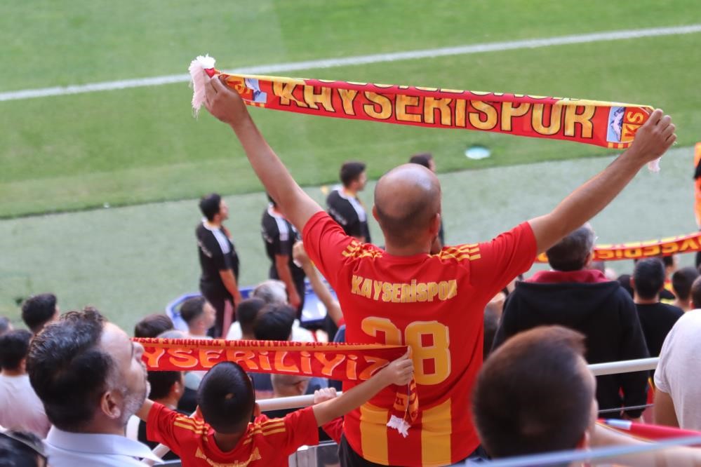 Kayserispor’dan öğrencilere kombine jesti