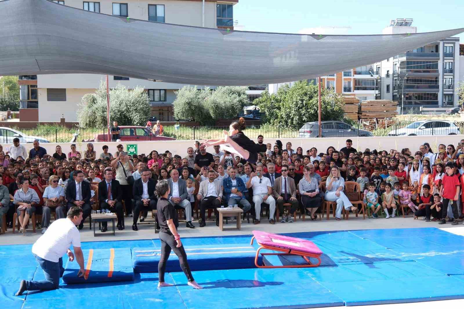 Sarıg&ouml;l&rsquo;&uuml;n en b&uuml;y&uuml;k okulu yeni binasında ilk t&ouml;renini yaptı
