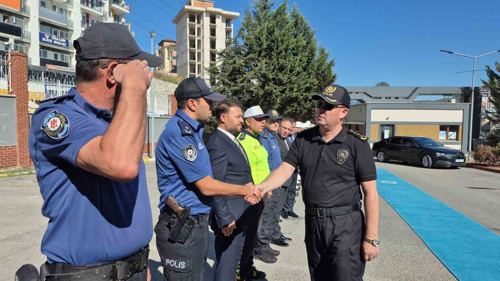 Yeni Emniyet M&uuml;d&uuml;r&uuml;, kendisini karşılayan şehit babasının elini &ouml;pt&uuml;
